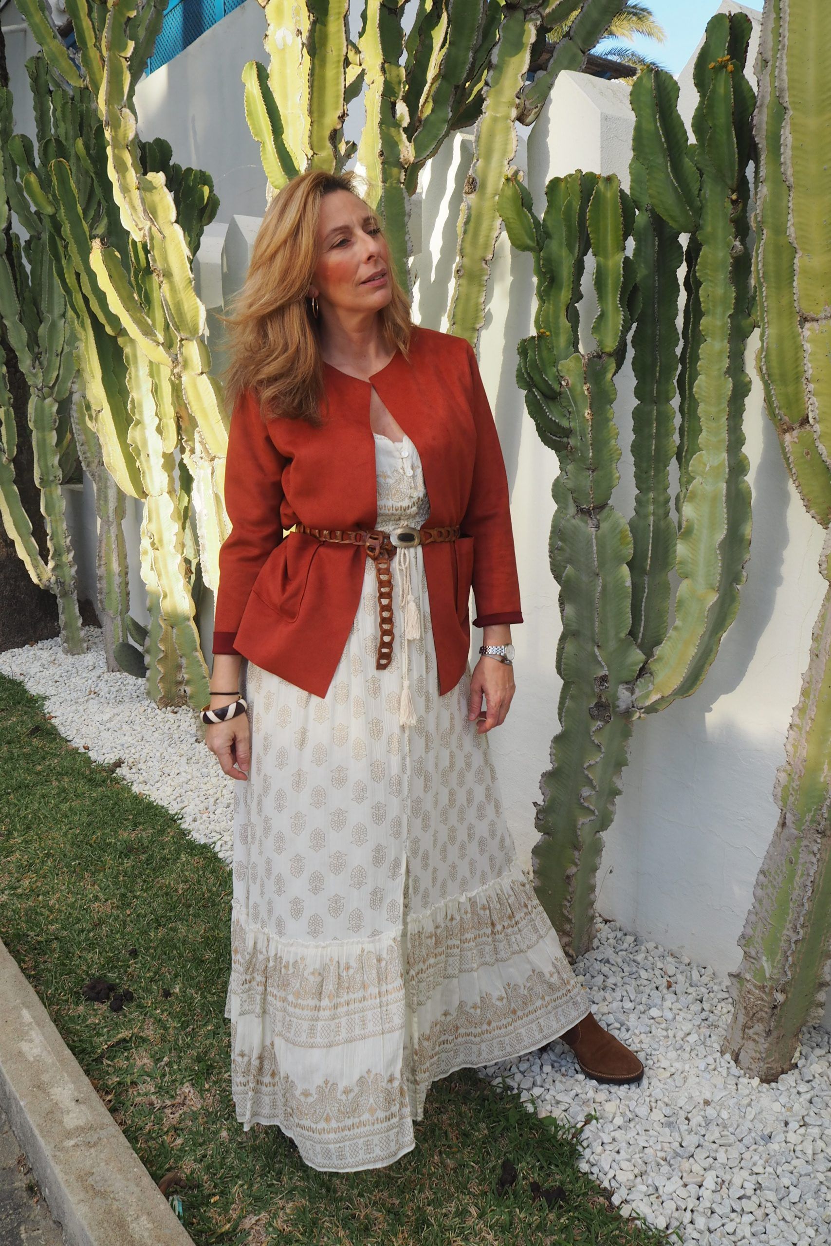 vestido hippie combinado con chaqueta formal