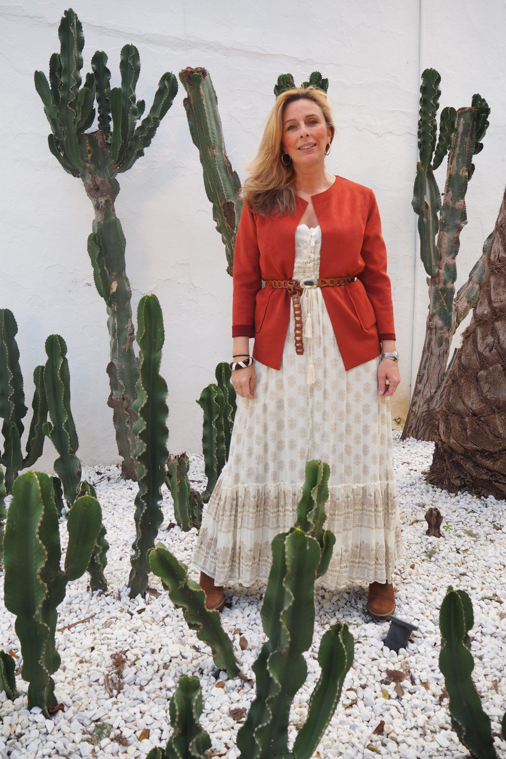 combinar vestidos informales con blazers para darles otra imagen