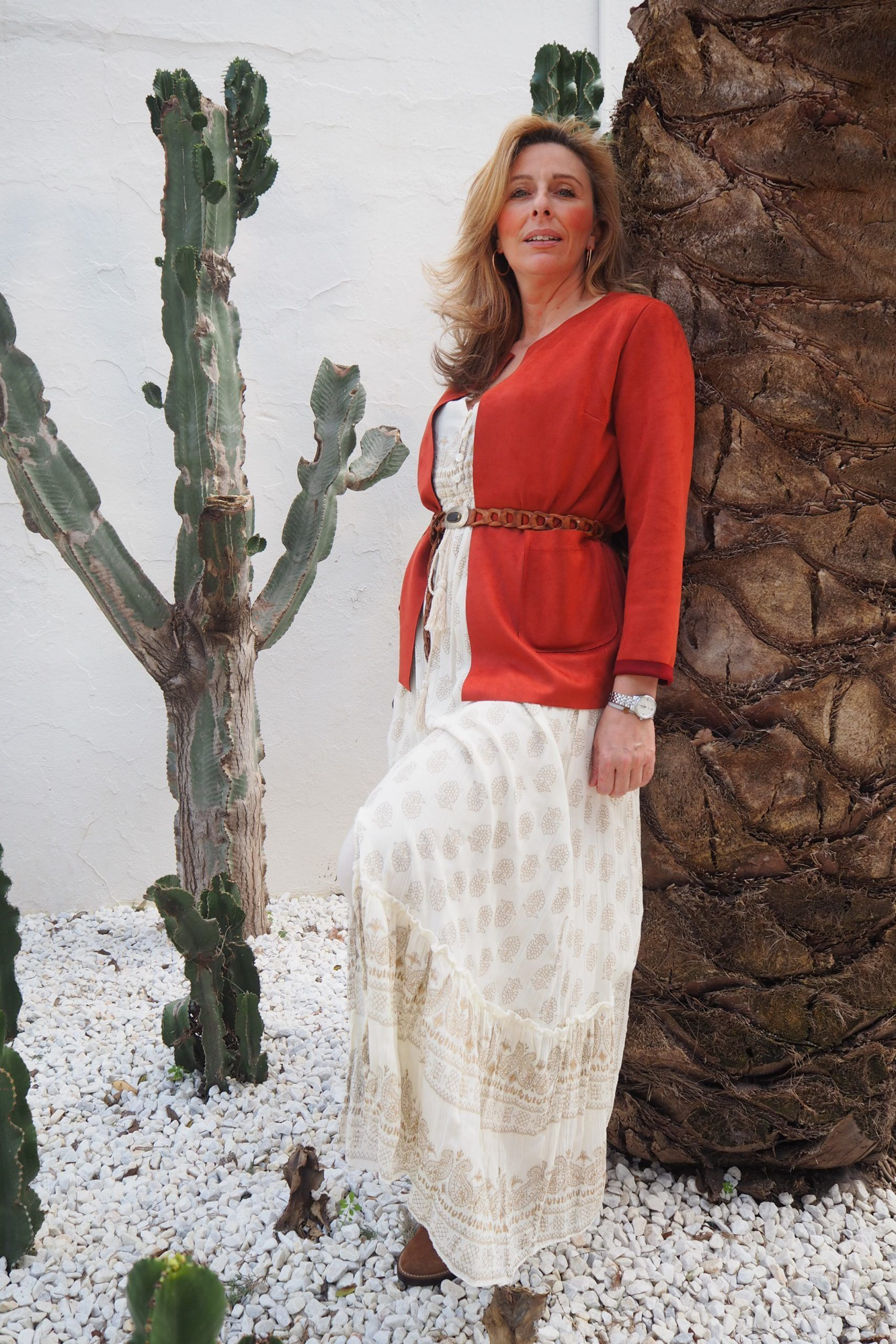 combina vestidos blancos con chaquetas de colores