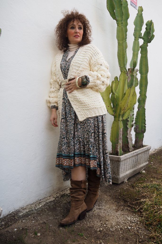 combinar vestidos de verano con jerseys para el invierno