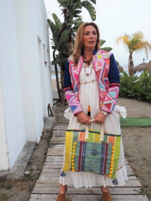 Bolso de plástico decorado con telas, pasamanerías y borlones de diferentes colores