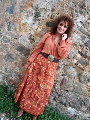 Falda larga de estampado floral naranja y morado con volantes