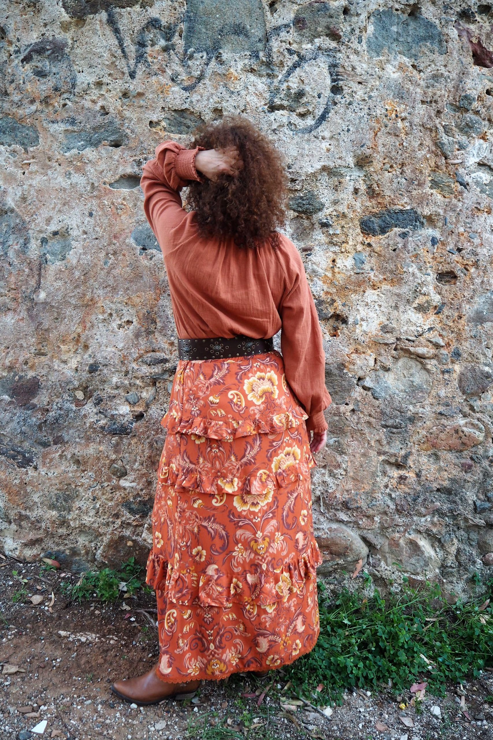 Falda larga de estampado floral naranja y morado con volantes