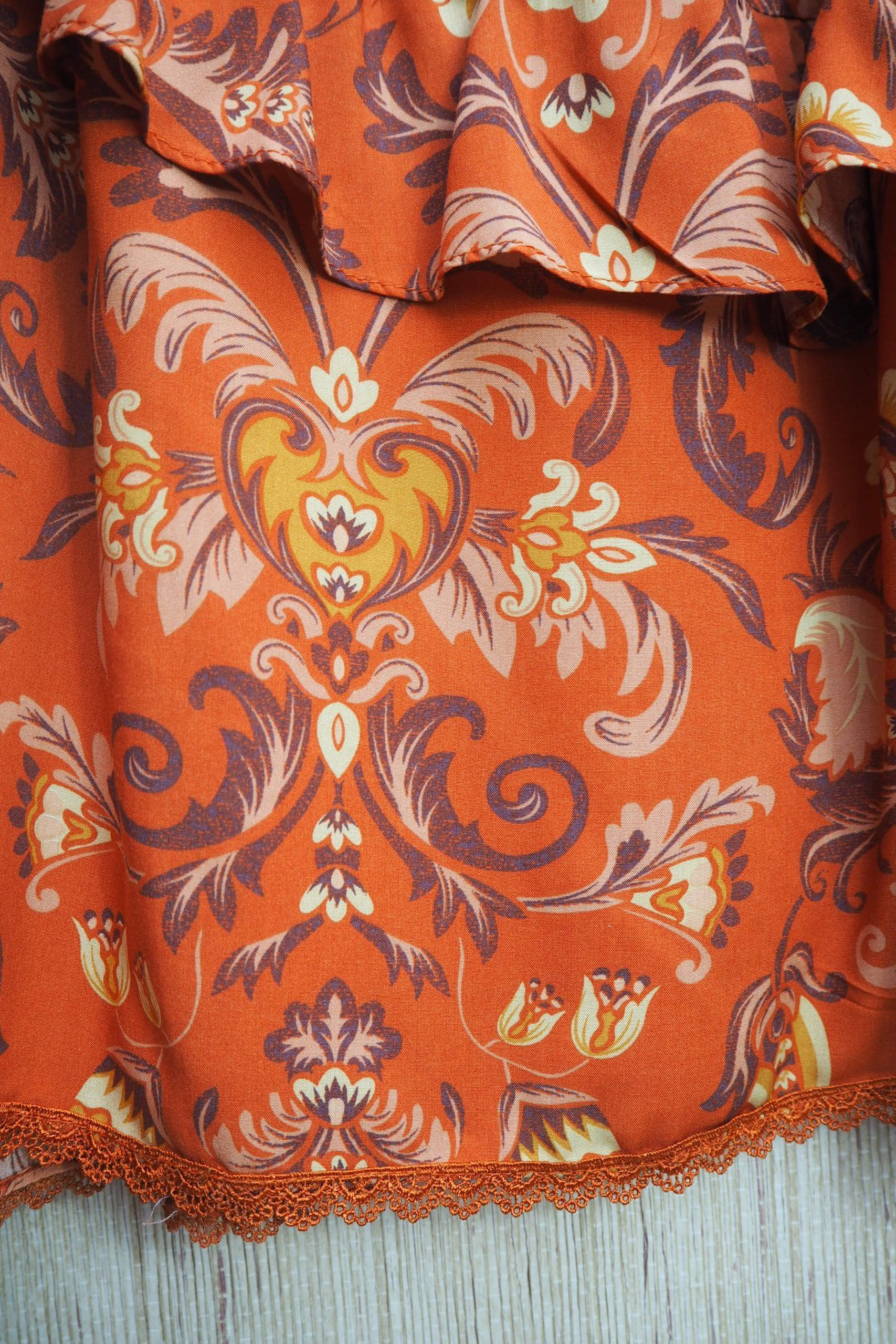 Falda larga de estampado floral naranja y morado con volantes