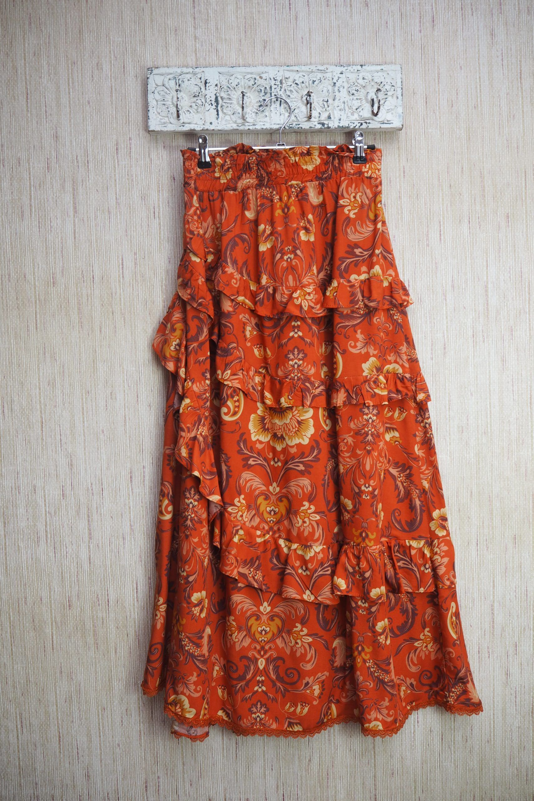 Falda larga de estampado floral naranja y morado con volantes