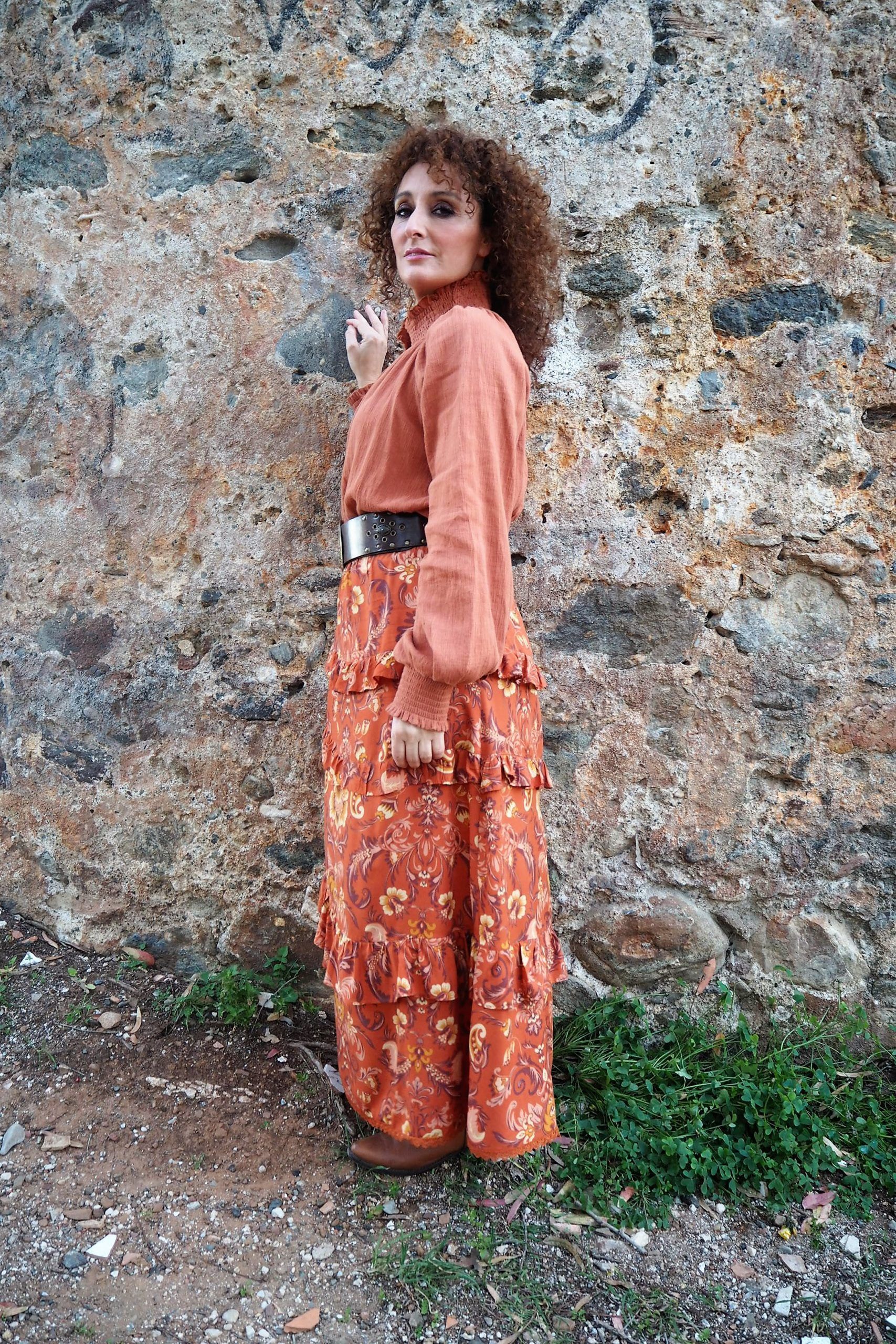 Falda larga con estampado floral naranja y morado con volantes