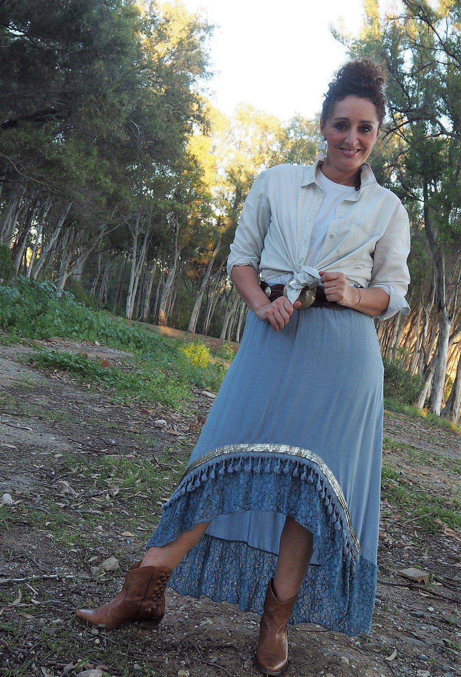 Falda con largo desigual con volante de encaje con borlones y pallet plateados