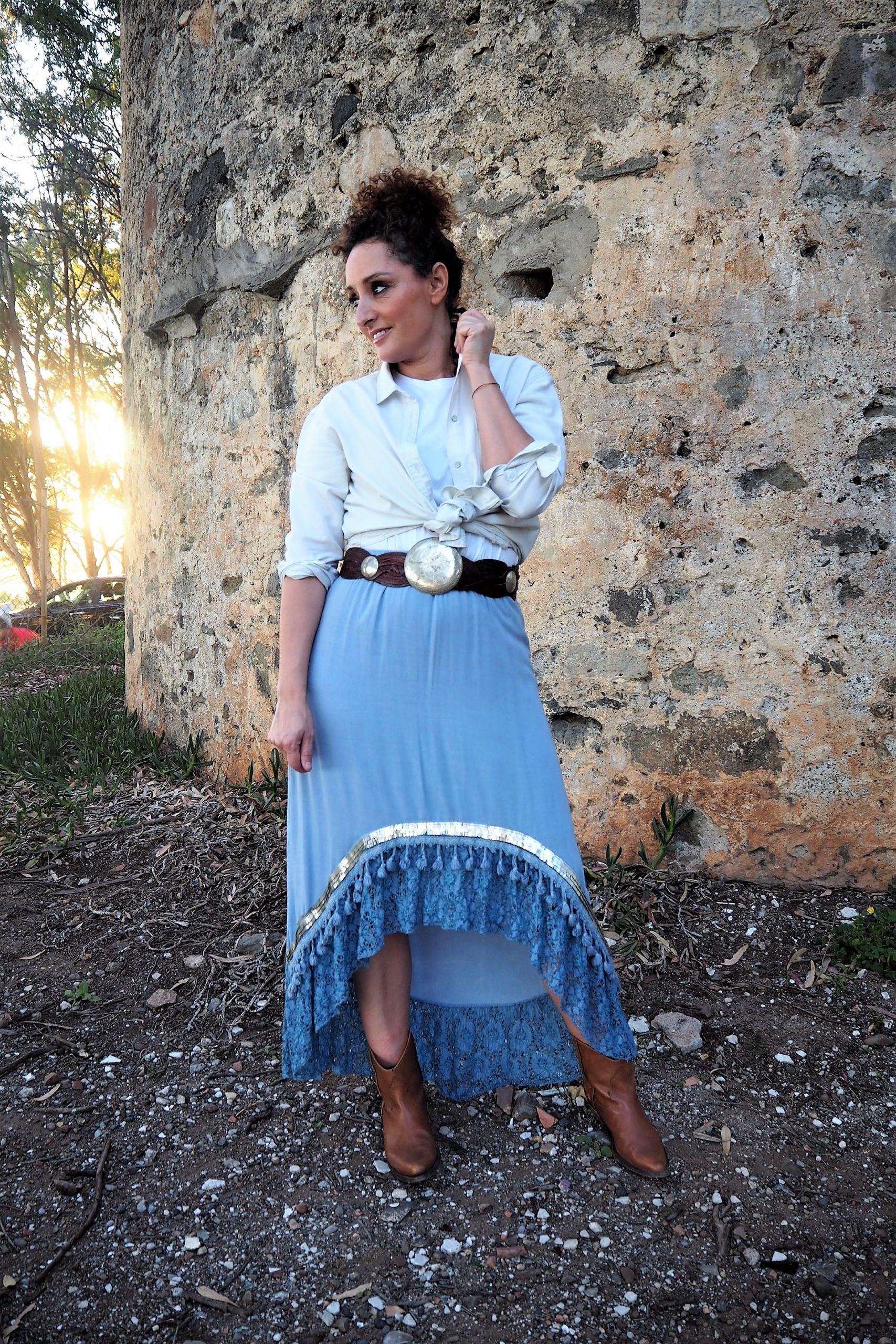 Falda de largo desigual celeste con volante de encaje con borlones y pallets plateado
