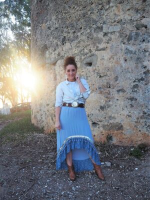 Falda de largo desigual con volante de encaje y borlones y pallets plateados