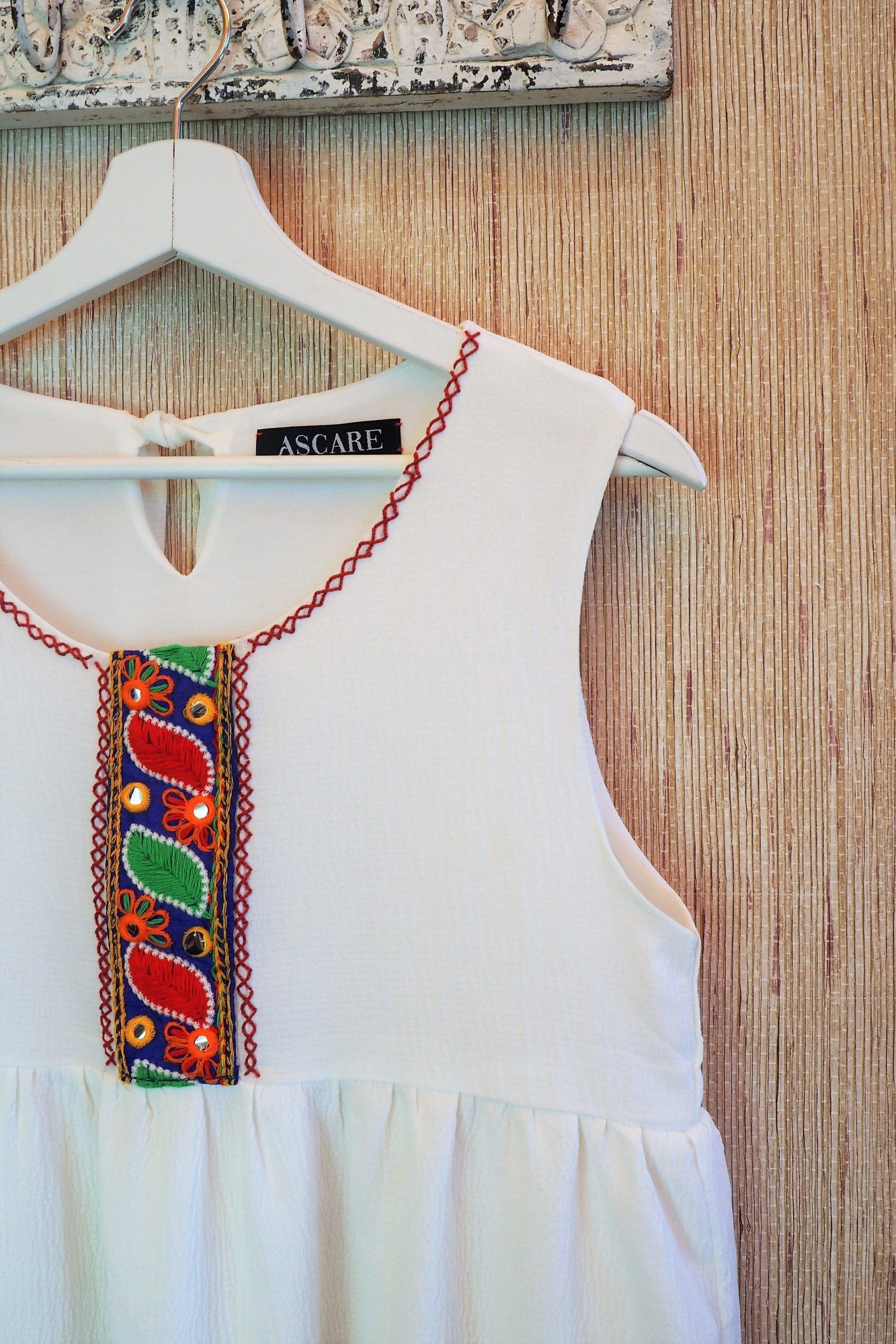 Blusa de tirantes blanca con tira bordada en diferentes colores