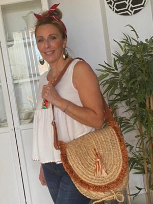 bolso bandolera de paja con flecos en color naranja
