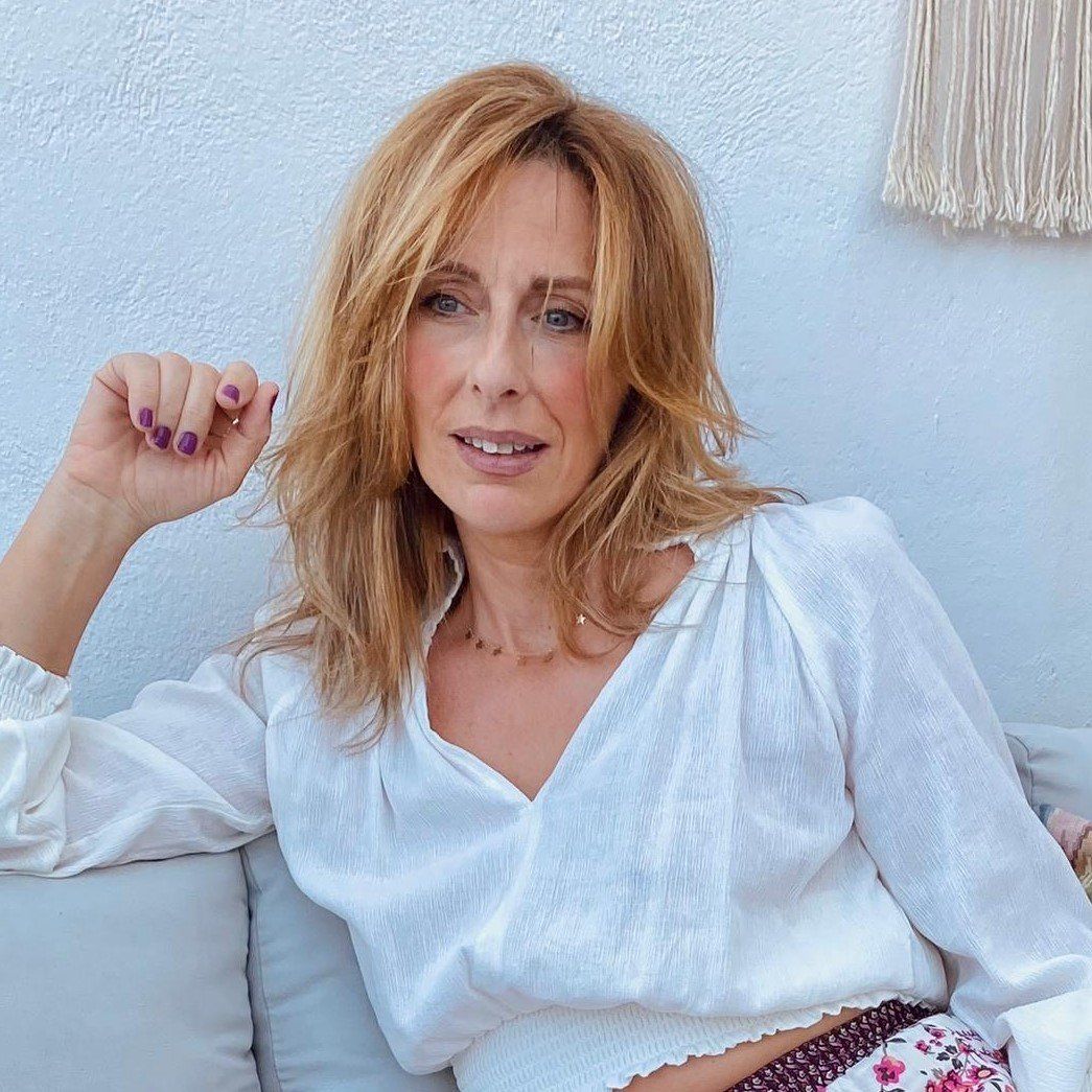 blusa de bámbula blanca con elástico en cintura, puños, y cuello