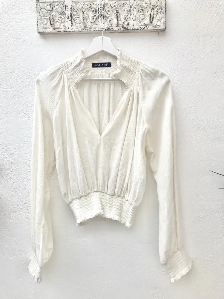 blusa de bánbula blanca con elástico en cintura y cuello