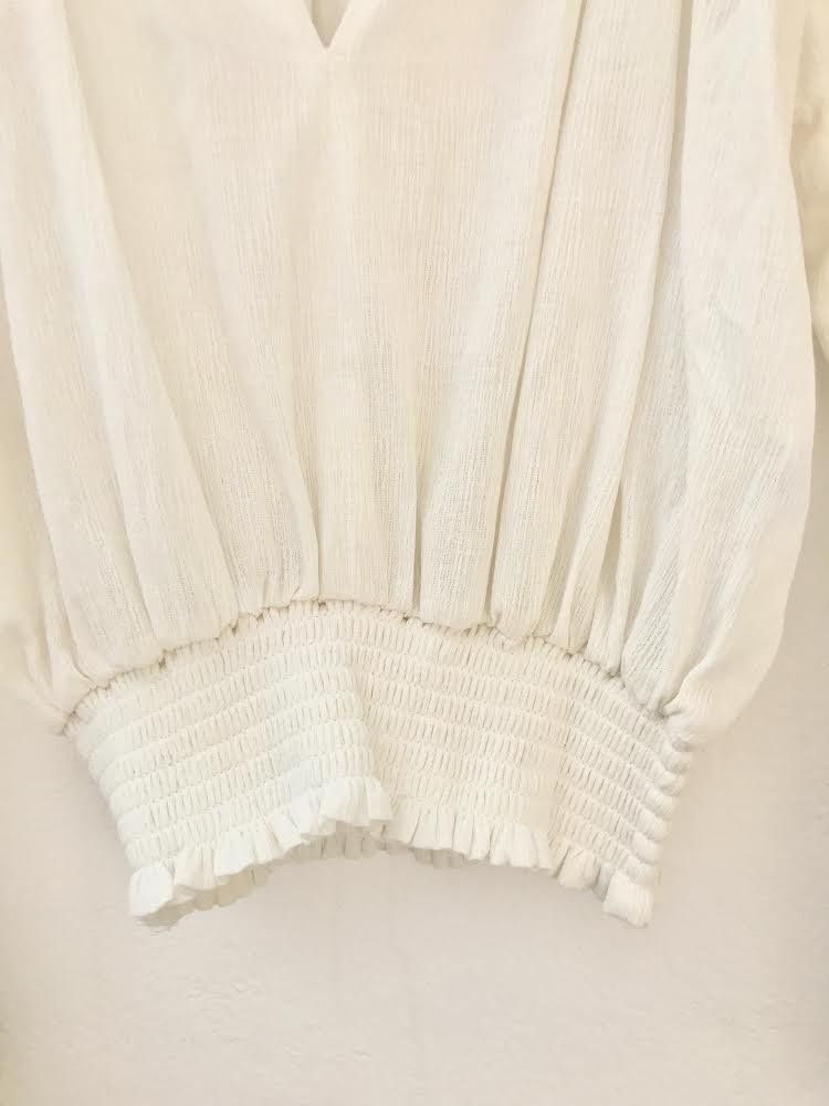 blusa de bámbula blanca con elástico en cuello, cintura y puños