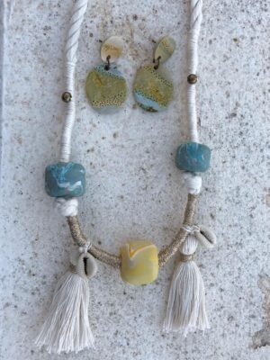 collar de cerámica en tonos azules y amarillos con borlones y pendientes en tonos tostados y azules