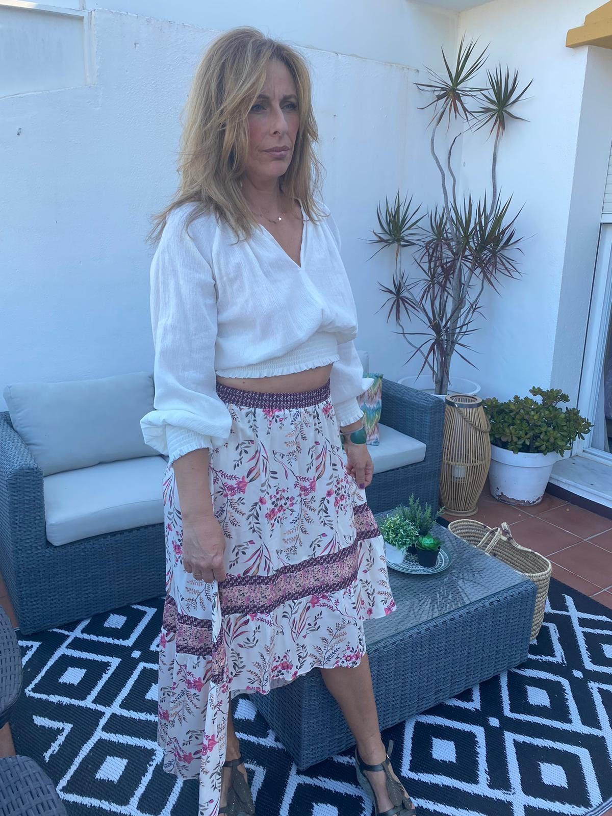falda de largo desigual con volante en tonos rosa y verde