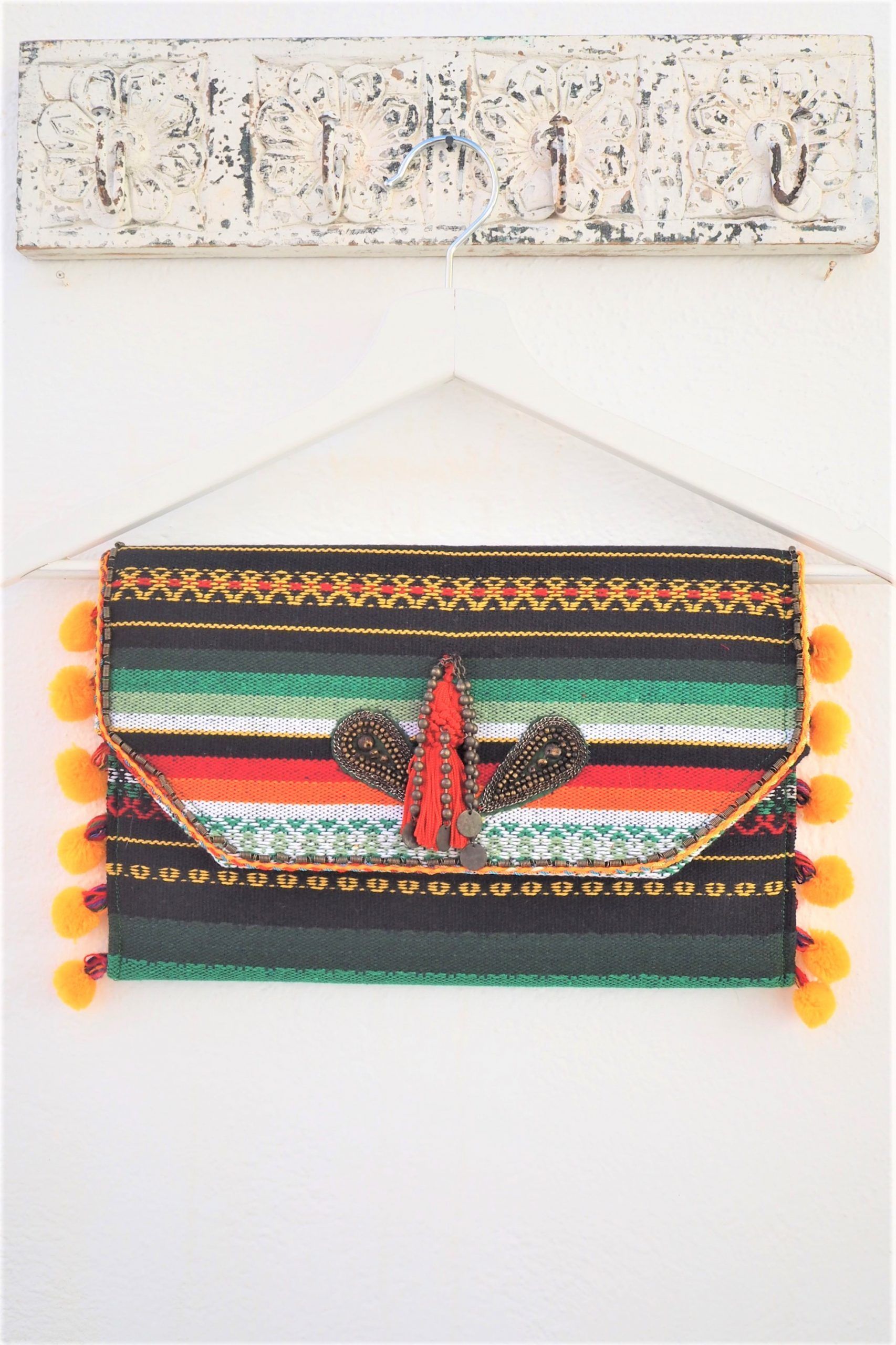 cartera de mano en colores vivos de estilo étnico
