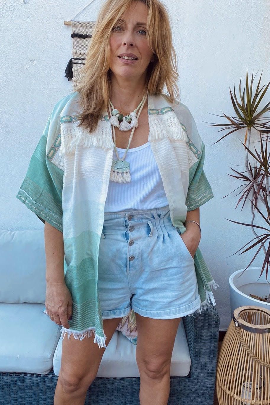 Kimono en seda y algodón en degradé en verde agua y blanco con greca y flecos