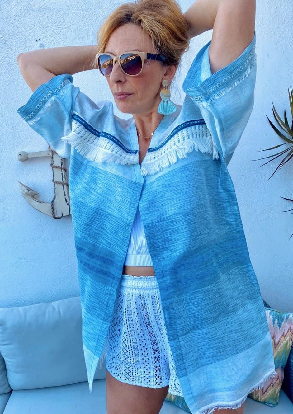 Kimono de seda y algodón en degradé en azul u blanco con flecos