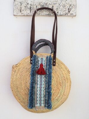 bolso capazo trenzado de palma decorado en tonos azul y rojo