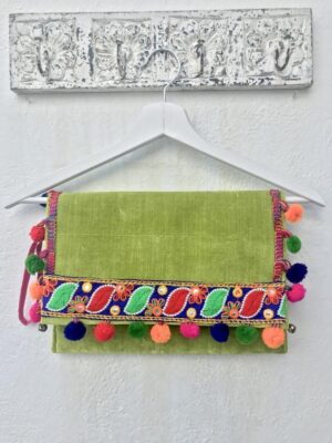 cartera de mano de estilo étnico en diferentes colores con borlones