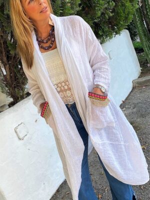 kimono de lino blanco con detalles en los bolsillos de color