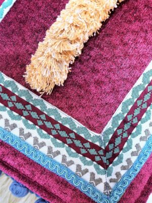 bandolera de tela burdeos con detalles en tonos azul claro y beige
