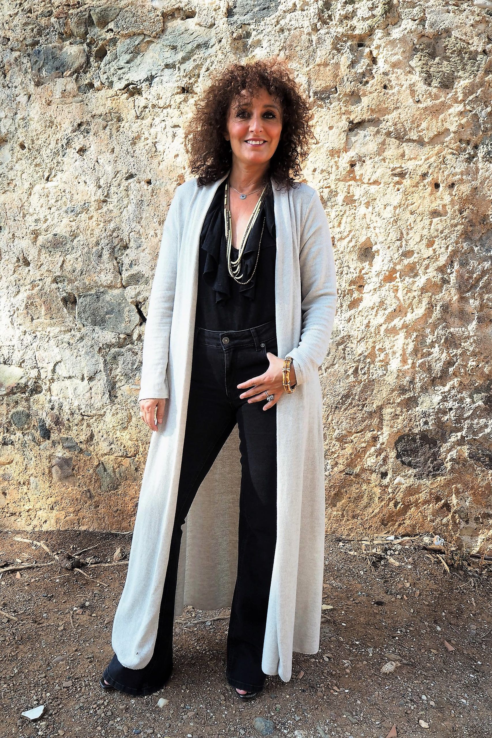 chaqueta punto color avellana con pantalón negro