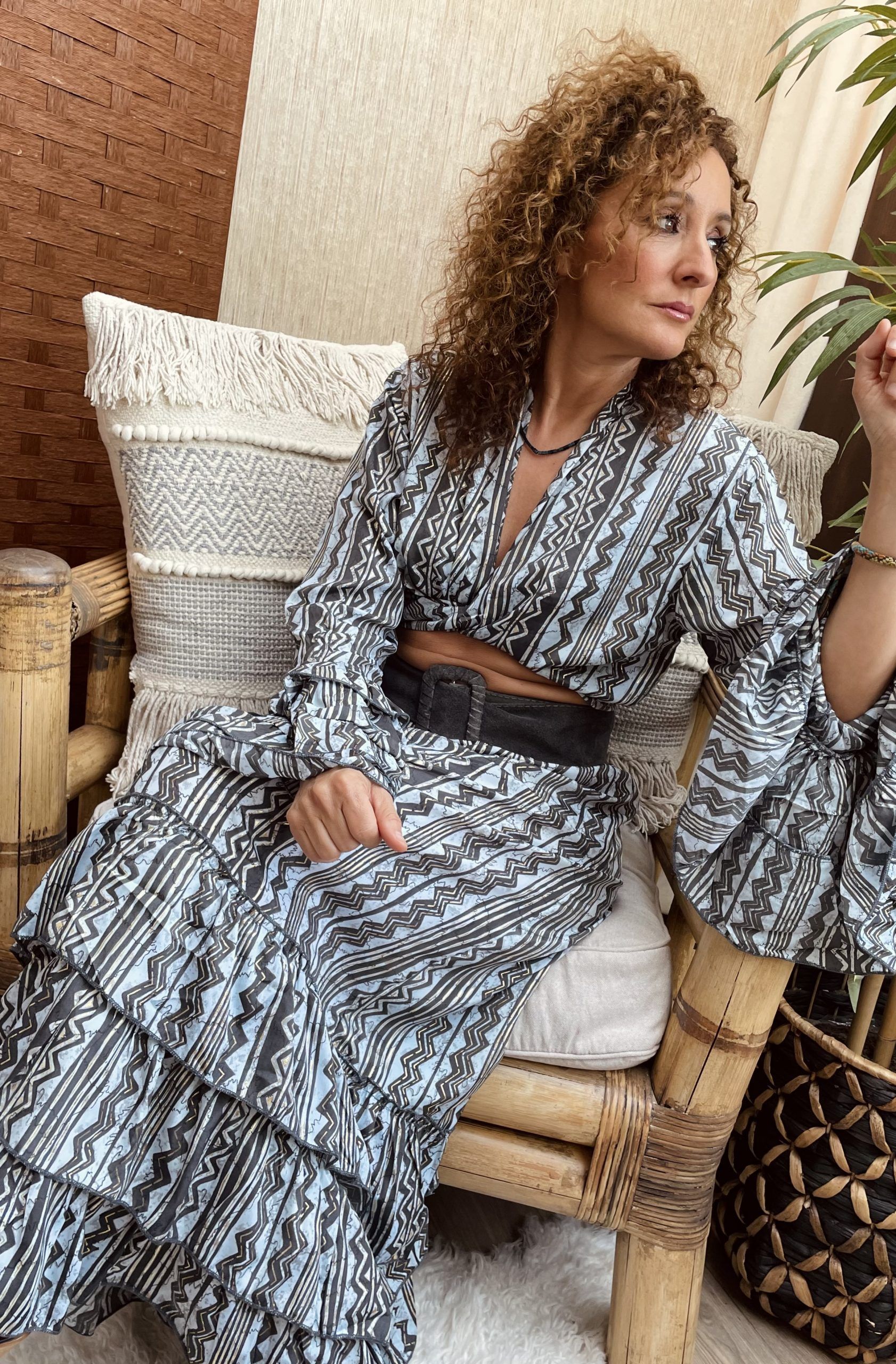 falda laraga con volantes, con estampado en tonos gris plata y celeste
