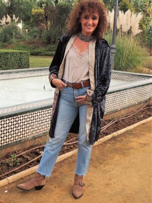 chaqueta de terciopelo azul con terminaciones en pactwork en tonos beige