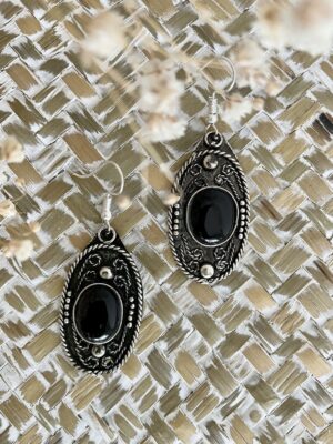 pendientes plateados con piedra negra