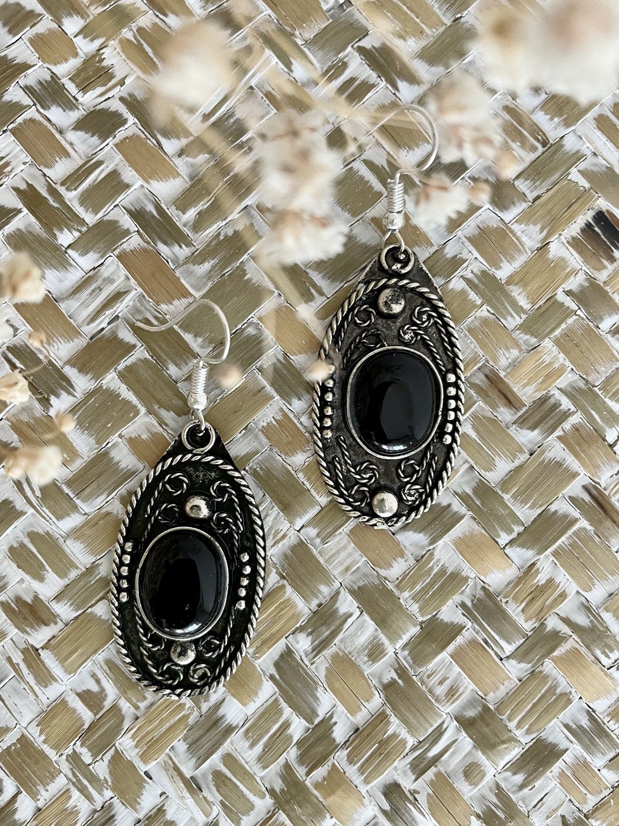 pendientes plateados con piedra negra