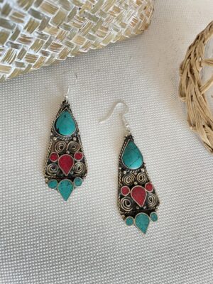 Pendientes largos de esencia bohemia en plata con detalles con piedras burdeos y verdes