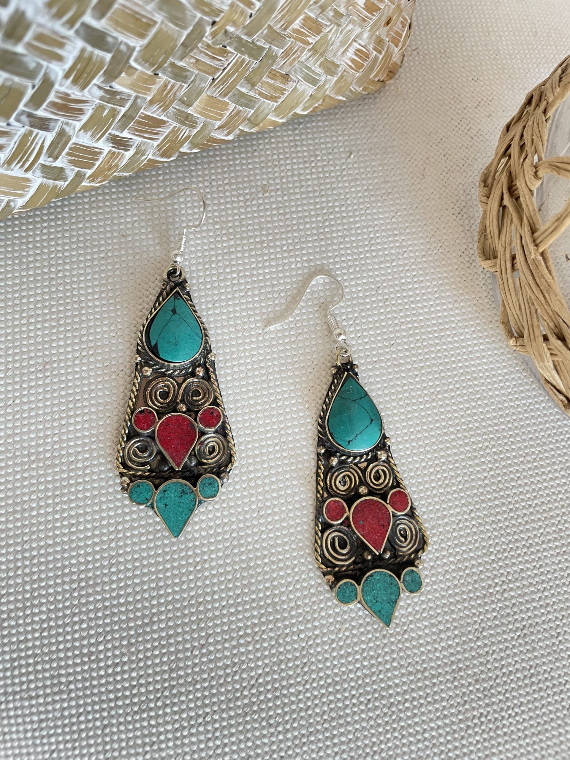 Pendientes largos de esencia bohemia en plata con detalles con piedras burdeos y verdes