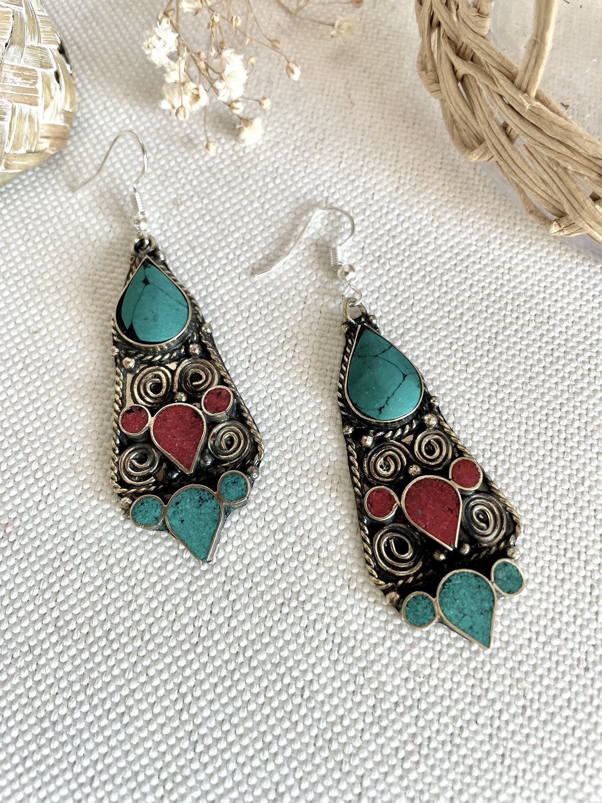 Pendientes largos en tonos verde y burdeos de aire bohemioi