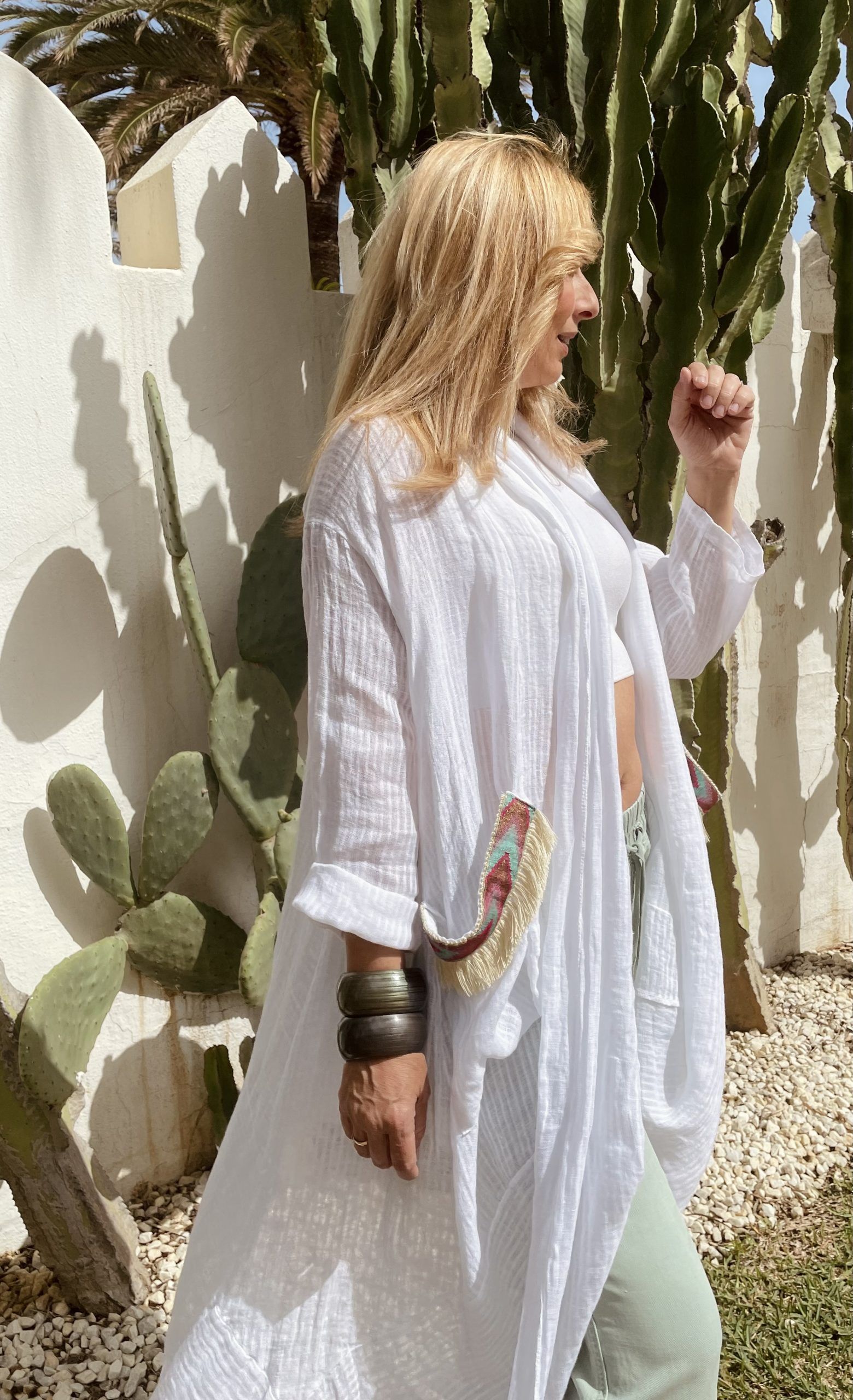 look bohemio con kimono blanco