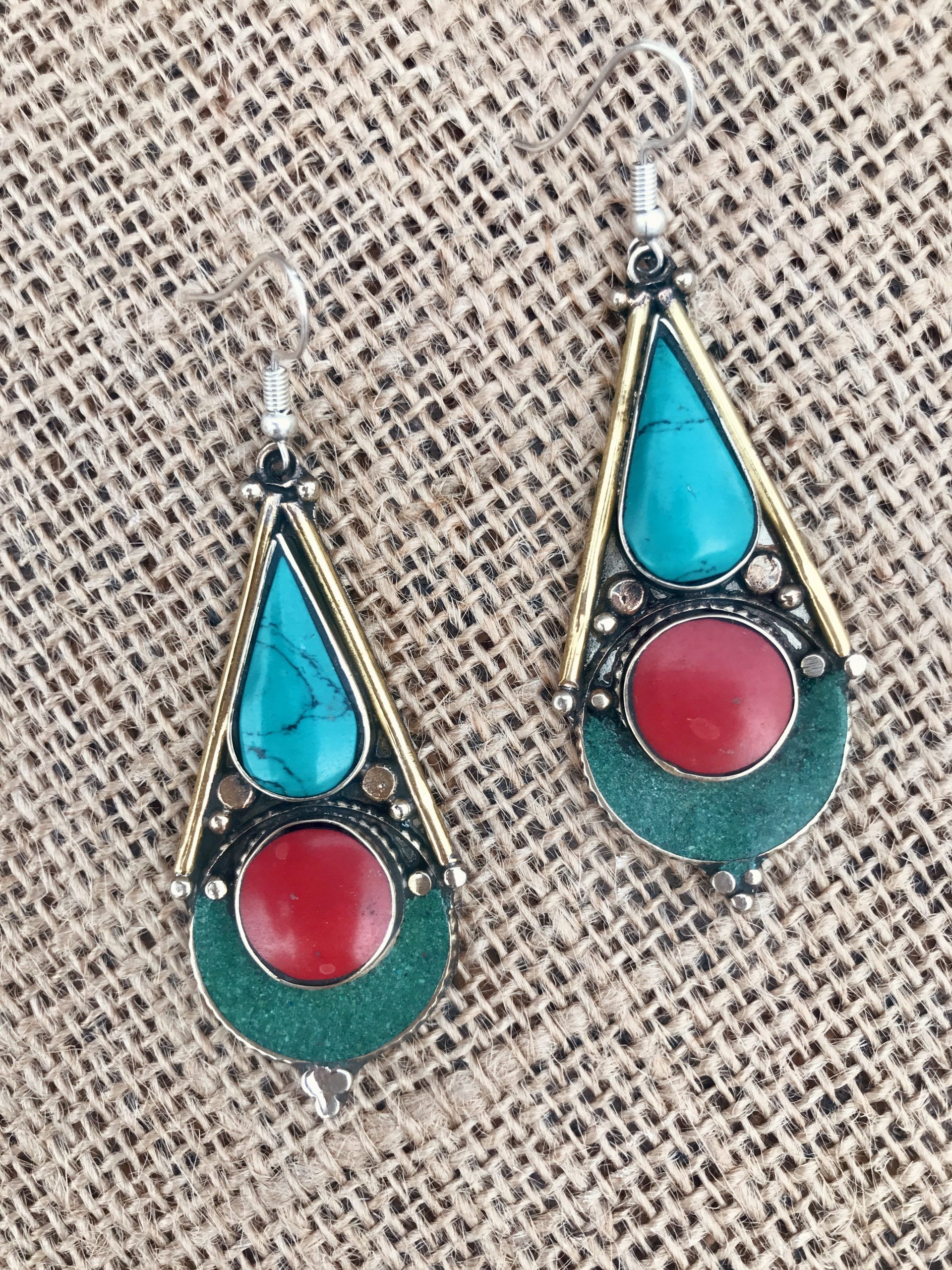 pendientes de estilo bohemio en tonos verdes y rojo