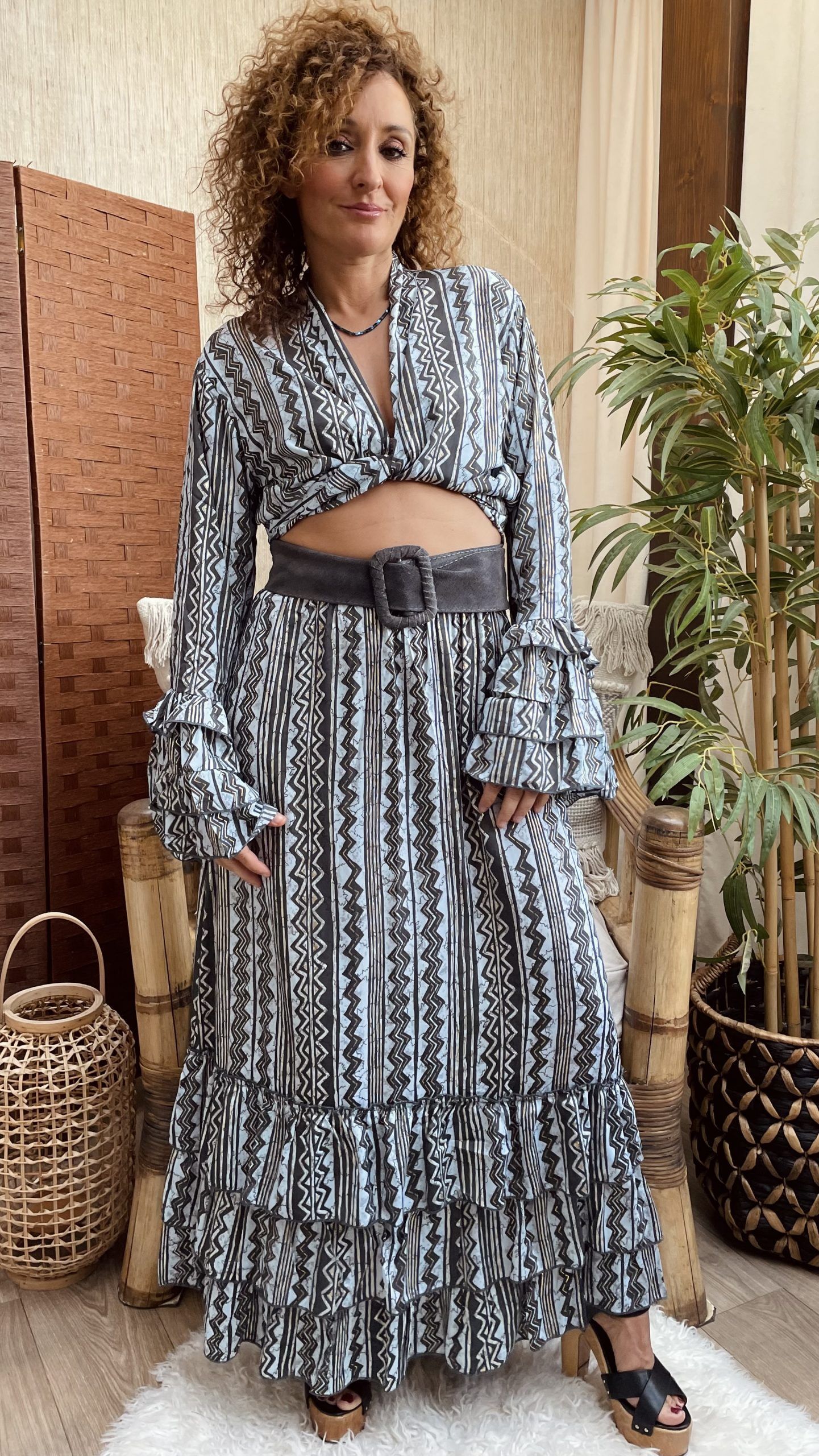 falda larga con volantes en estampado de grecas en tonos gris plata y celeste