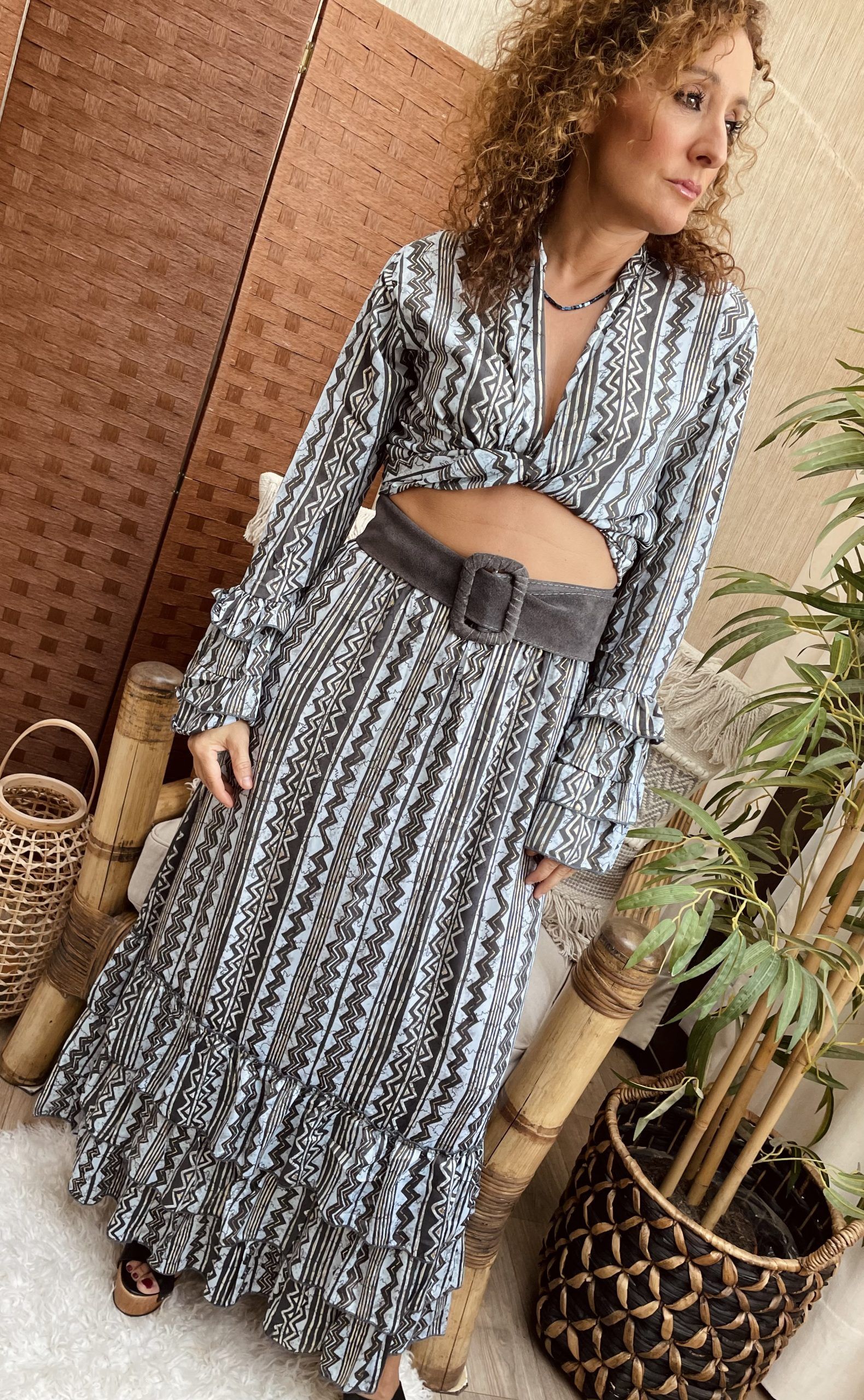 falda larga de estampado en tonos gris plata y azules, con volantes.