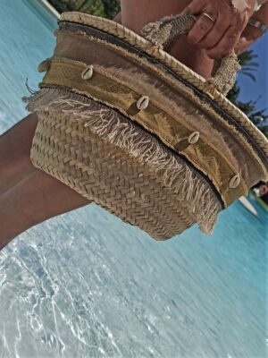 capazo mini con detalles ocres y negros con conchas