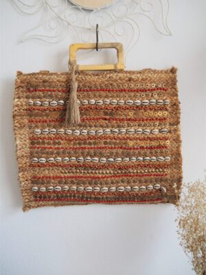 bolso natural decorado con abalorios y conchas