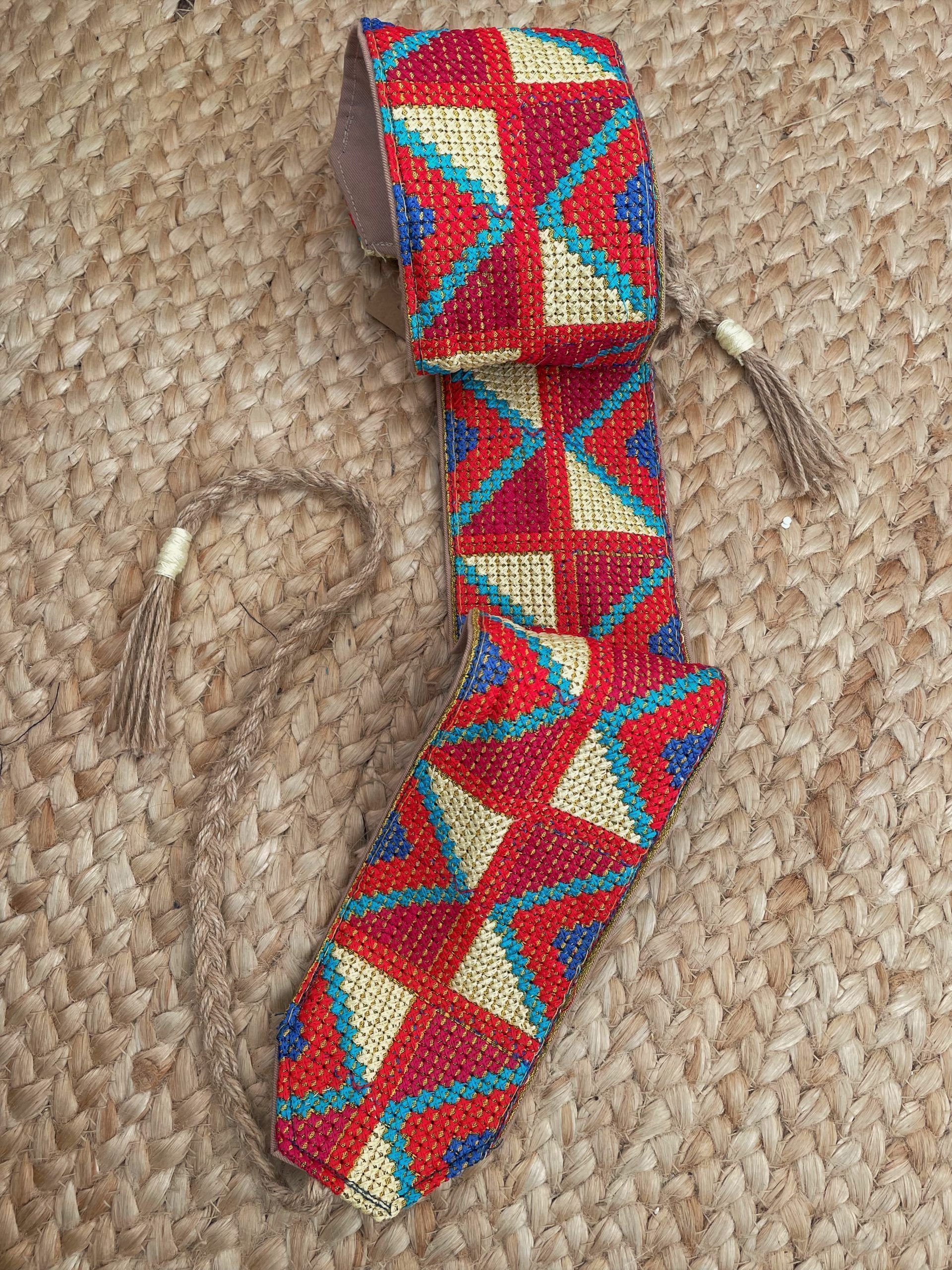 cinturón étnico de diferentes colores con lazada atrás