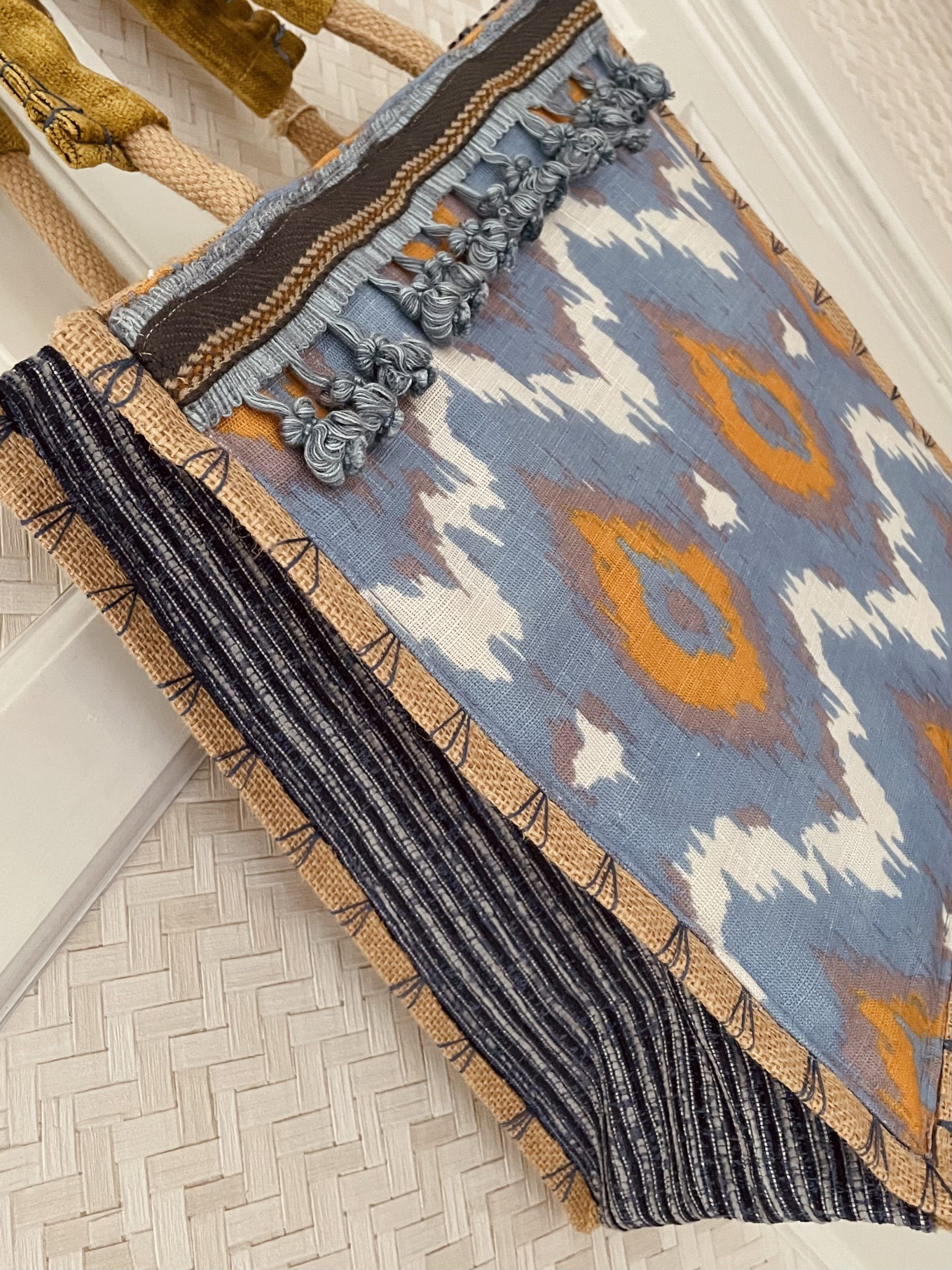 Bolso de tela en tonos azules y amarillos