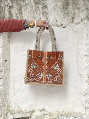 Bolso de aire étnico en tonos caldera y sutiles bordados en dorado envejecido.