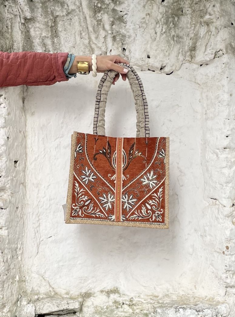 Bolso de aire étnico en tonos caldera y sutiles bordados en dorado envejecido.