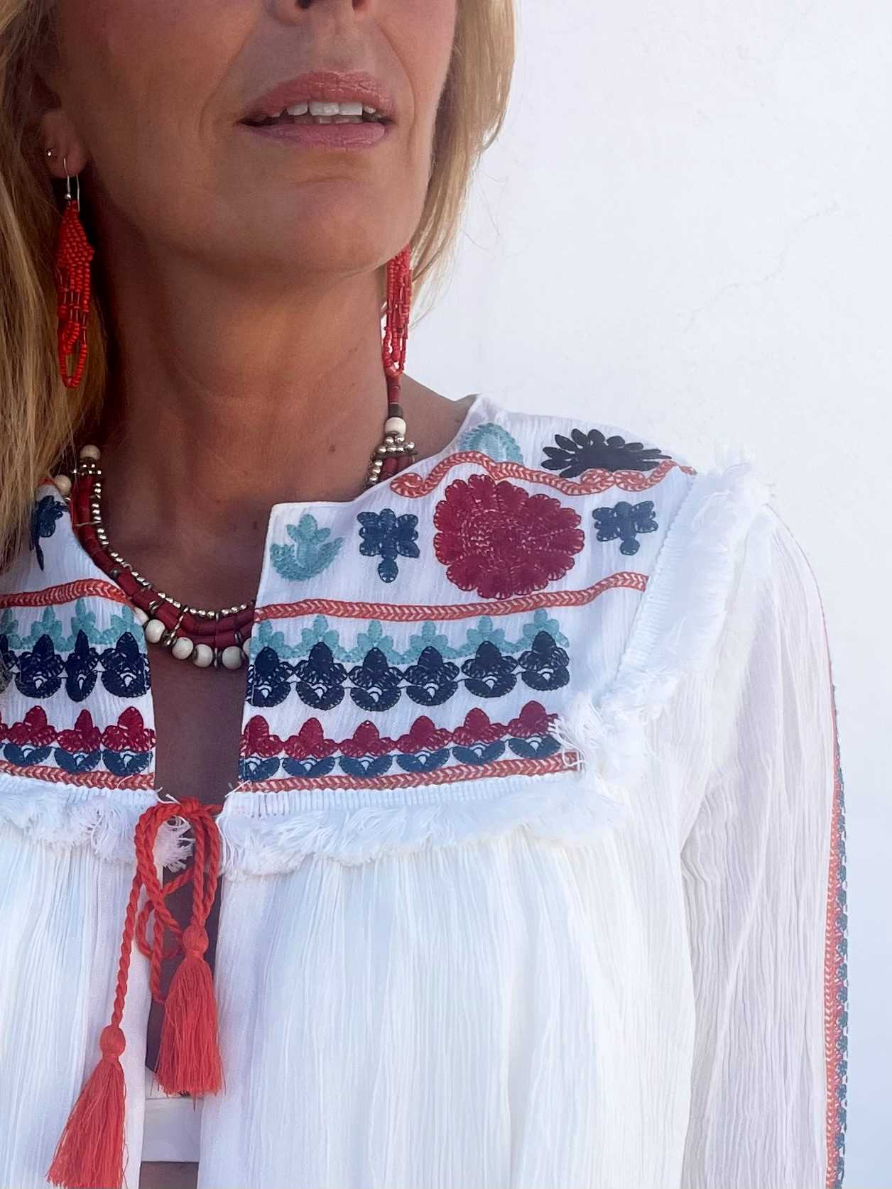 Blusa bordada en tonos azules marino y rojo