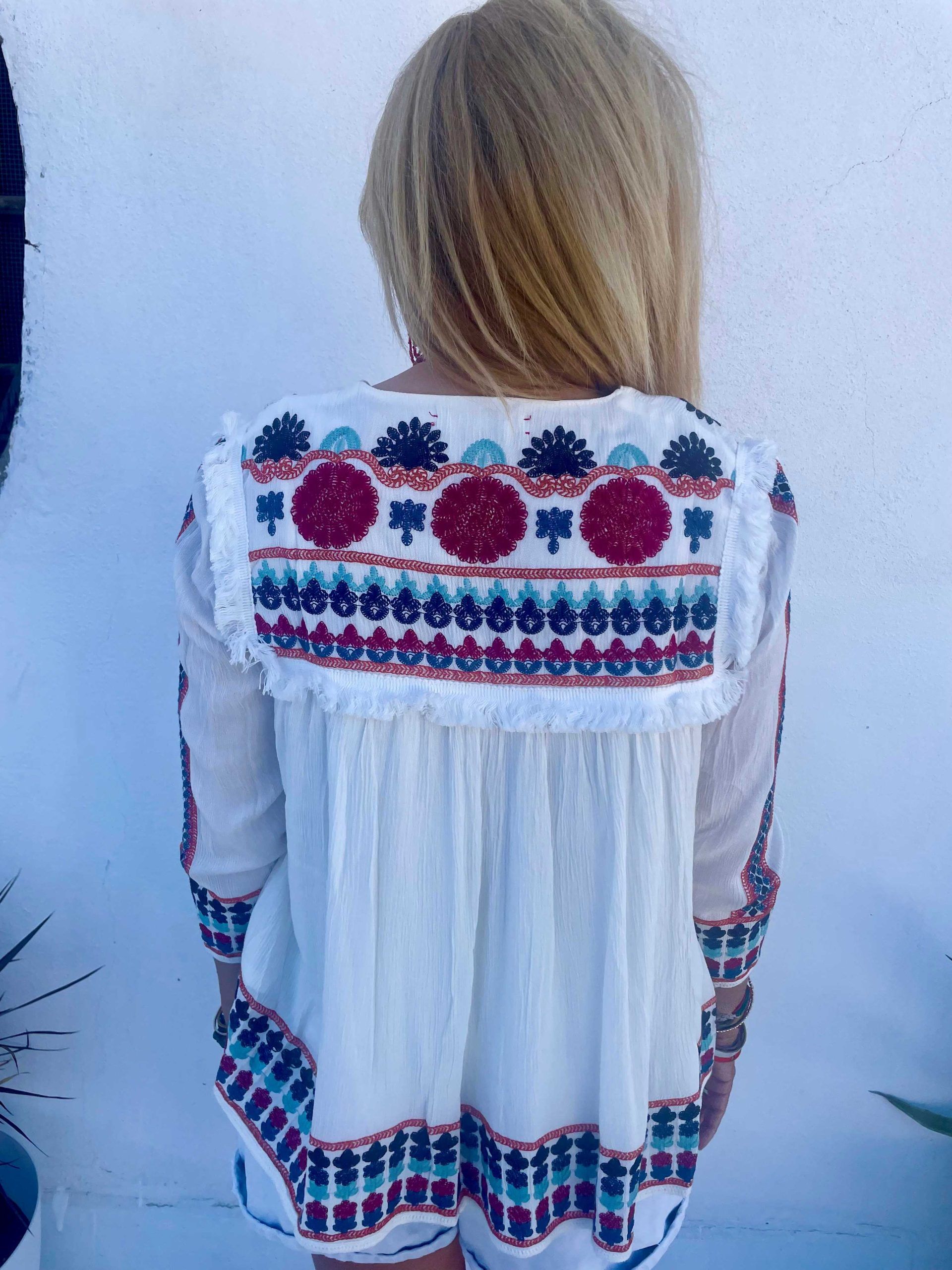 Espalda bordada en tonos marino y rojo