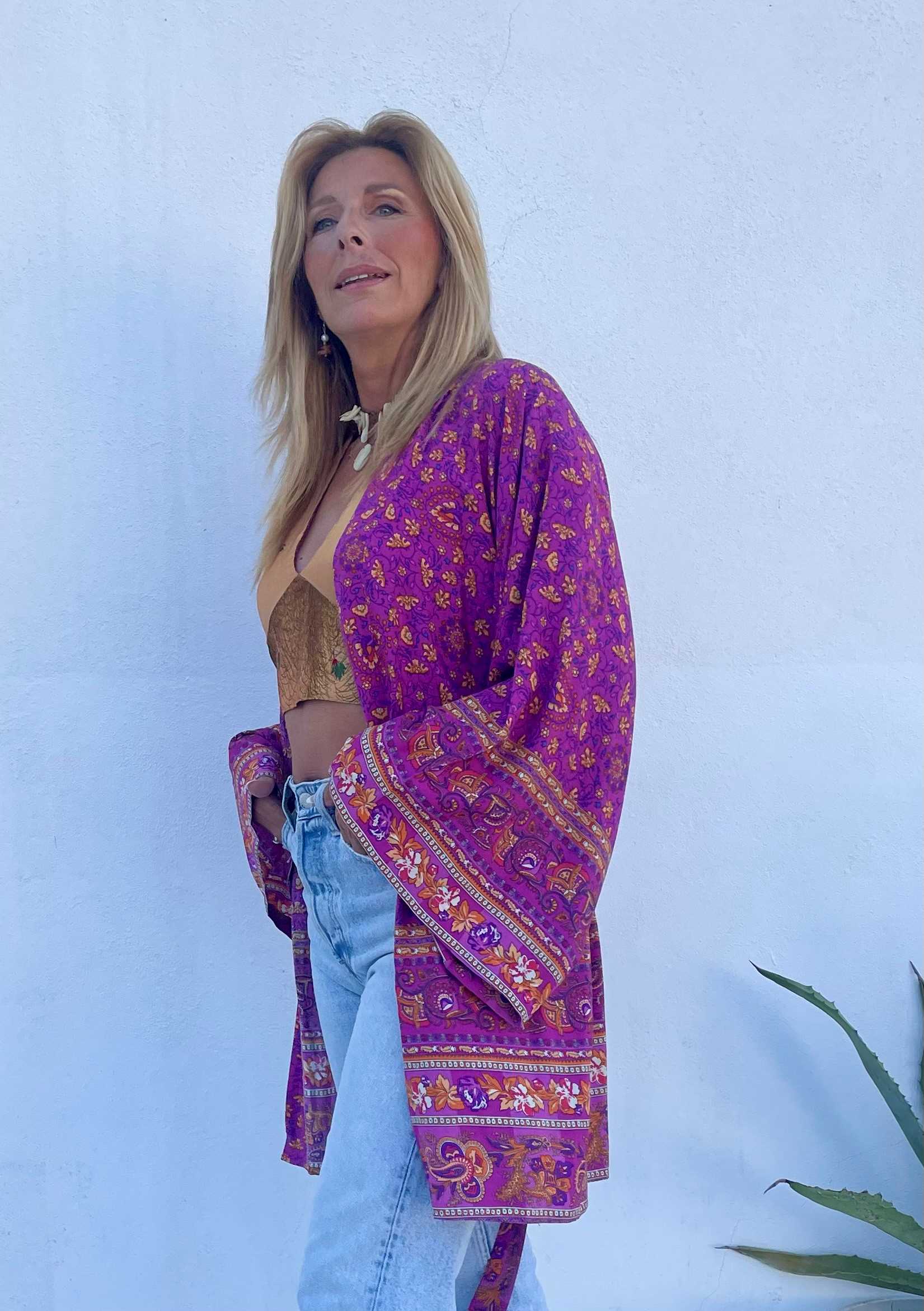 Kimono fucsia con original greca en mangas y bajo