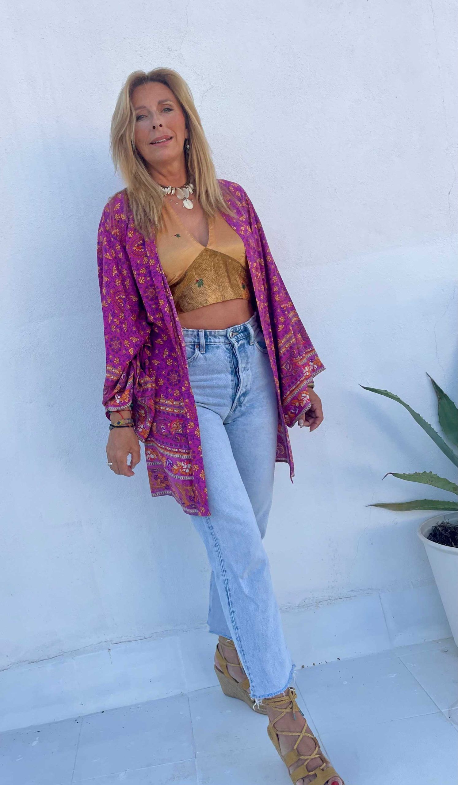 Look boho con kimono fucsia