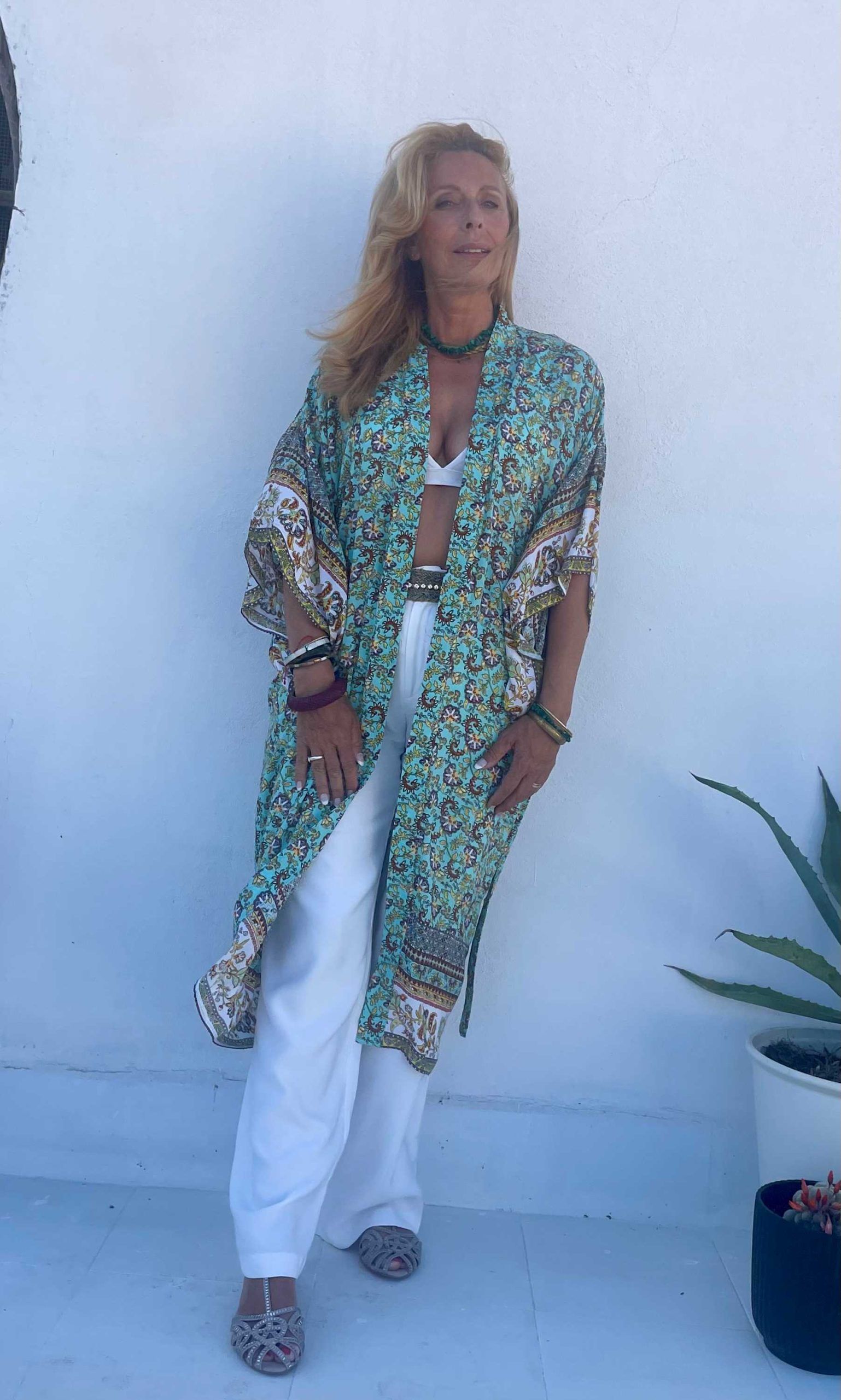 Kimono largo estampado en tonos verde agua y tostados